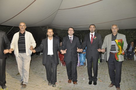 Yüksekova'da 24-25 Eylül 2010 tarihlerinde dünya evine giren çiftlerimizi sizler için sayfamıza taşıdık. Yüksekova Güncel Ailesi olarak tüm çiftlerimize mutluluklar dileriz...