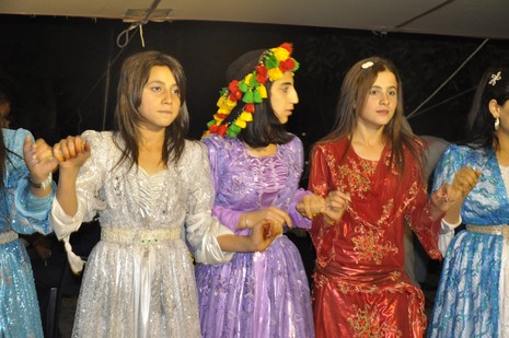 Yüksekova'da 24-25 Eylül 2010 tarihlerinde dünya evine giren çiftlerimizi sizler için sayfamıza taşıdık. Yüksekova Güncel Ailesi olarak tüm çiftlerimize mutluluklar dileriz...