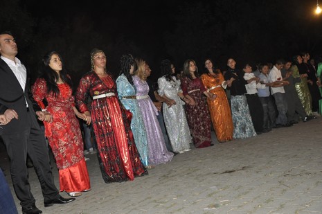 Yüksekova'da 24-25 Eylül 2010 tarihlerinde dünya evine giren çiftlerimizi sizler için sayfamıza taşıdık. Yüksekova Güncel Ailesi olarak tüm çiftlerimize mutluluklar dileriz...