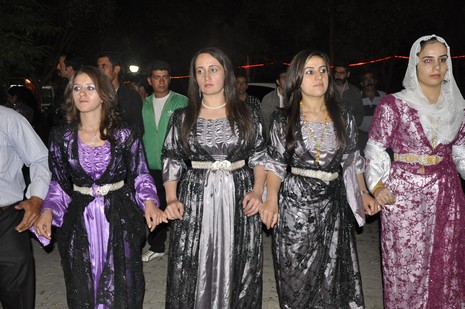 Yüksekova'da 24-25 Eylül 2010 tarihlerinde dünya evine giren çiftlerimizi sizler için sayfamıza taşıdık. Yüksekova Güncel Ailesi olarak tüm çiftlerimize mutluluklar dileriz...