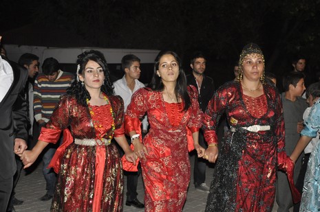 Yüksekova'da 24-25 Eylül 2010 tarihlerinde dünya evine giren çiftlerimizi sizler için sayfamıza taşıdık. Yüksekova Güncel Ailesi olarak tüm çiftlerimize mutluluklar dileriz...