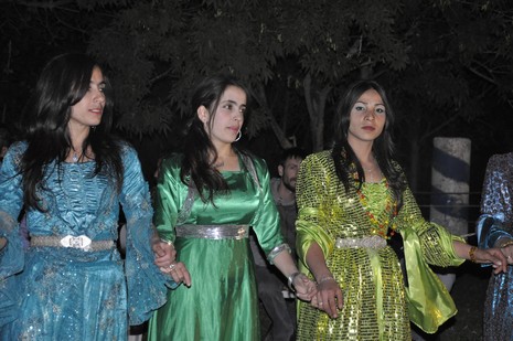 Yüksekova'da 24-25 Eylül 2010 tarihlerinde dünya evine giren çiftlerimizi sizler için sayfamıza taşıdık. Yüksekova Güncel Ailesi olarak tüm çiftlerimize mutluluklar dileriz...