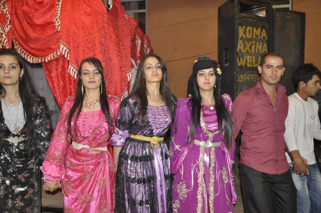 Yüksekova'da 24-25 Eylül 2010 tarihlerinde dünya evine giren çiftlerimizi sizler için sayfamıza taşıdık. Yüksekova Güncel Ailesi olarak tüm çiftlerimize mutluluklar dileriz...