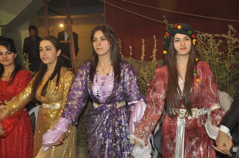 Yüksekova'da 24-25 Eylül 2010 tarihlerinde dünya evine giren çiftlerimizi sizler için sayfamıza taşıdık. Yüksekova Güncel Ailesi olarak tüm çiftlerimize mutluluklar dileriz...