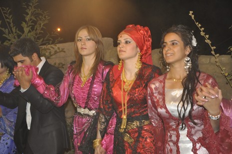 Yüksekova'da 24-25 Eylül 2010 tarihlerinde dünya evine giren çiftlerimizi sizler için sayfamıza taşıdık. Yüksekova Güncel Ailesi olarak tüm çiftlerimize mutluluklar dileriz...