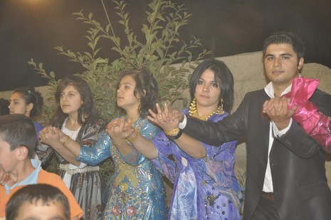 Yüksekova'da 24-25 Eylül 2010 tarihlerinde dünya evine giren çiftlerimizi sizler için sayfamıza taşıdık. Yüksekova Güncel Ailesi olarak tüm çiftlerimize mutluluklar dileriz...