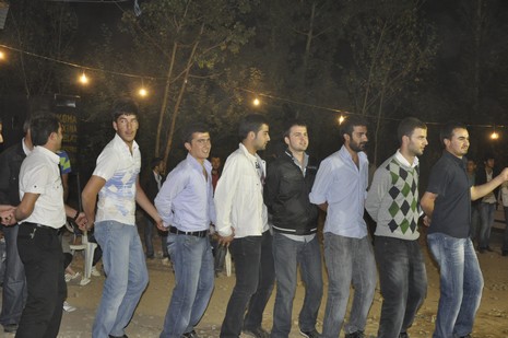 Yüksekova'da 24-25 Eylül 2010 tarihlerinde dünya evine giren çiftlerimizi sizler için sayfamıza taşıdık. Yüksekova Güncel Ailesi olarak tüm çiftlerimize mutluluklar dileriz...