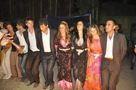 Yüksekova'da 24-25 Eylül 2010 tarihlerinde dünya evine giren çiftlerimizi sizler için sayfamıza taşıdık. Yüksekova Güncel Ailesi olarak tüm çiftlerimize mutluluklar dileriz...