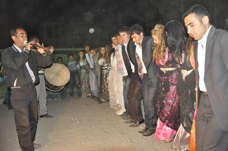 Yüksekova'da 24-25 Eylül 2010 tarihlerinde dünya evine giren çiftlerimizi sizler için sayfamıza taşıdık. Yüksekova Güncel Ailesi olarak tüm çiftlerimize mutluluklar dileriz...