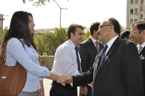Hakkari ve ilçelerinde incelemelerde bulunmak üzere özel bir uçakla Vana gelen İçişleri Bakanı Beşir Atalay buradan polis helikopteri ile Yüksekovaya geldi.