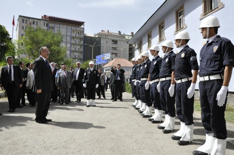 Hakkari ve ilçelerinde incelemelerde bulunmak üzere özel bir uçakla Vana gelen İçişleri Bakanı Beşir Atalay buradan polis helikopteri ile Yüksekovaya geldi.