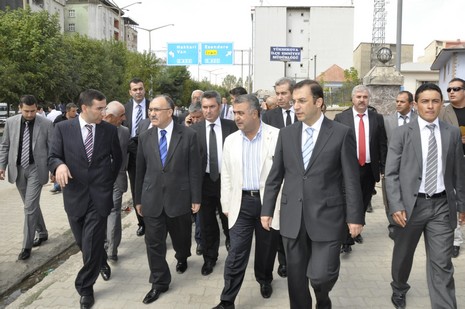 Hakkari ve ilçelerinde incelemelerde bulunmak üzere özel bir uçakla Vana gelen İçişleri Bakanı Beşir Atalay buradan polis helikopteri ile Yüksekovaya geldi.