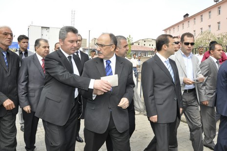 Hakkari ve ilçelerinde incelemelerde bulunmak üzere özel bir uçakla Vana gelen İçişleri Bakanı Beşir Atalay buradan polis helikopteri ile Yüksekovaya geldi.