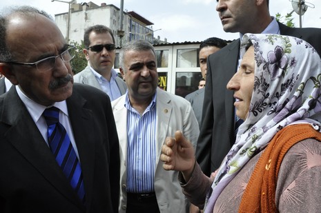 Hakkari ve ilçelerinde incelemelerde bulunmak üzere özel bir uçakla Vana gelen İçişleri Bakanı Beşir Atalay buradan polis helikopteri ile Yüksekovaya geldi.