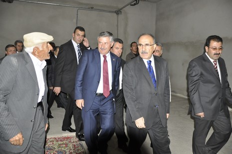 Hakkari ve ilçelerinde incelemelerde bulunmak üzere özel bir uçakla Vana gelen İçişleri Bakanı Beşir Atalay buradan polis helikopteri ile Yüksekovaya geldi.