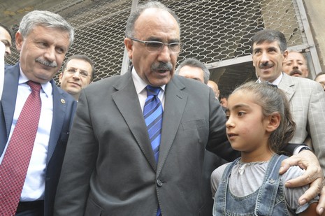 Hakkari ve ilçelerinde incelemelerde bulunmak üzere özel bir uçakla Vana gelen İçişleri Bakanı Beşir Atalay buradan polis helikopteri ile Yüksekovaya geldi.