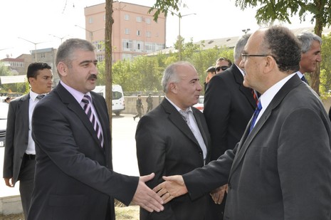 Hakkari ve ilçelerinde incelemelerde bulunmak üzere özel bir uçakla Vana gelen İçişleri Bakanı Beşir Atalay buradan polis helikopteri ile Yüksekovaya geldi.