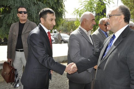 Hakkari ve ilçelerinde incelemelerde bulunmak üzere özel bir uçakla Vana gelen İçişleri Bakanı Beşir Atalay buradan polis helikopteri ile Yüksekovaya geldi.