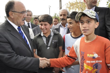 Hakkari ve ilçelerinde incelemelerde bulunmak üzere özel bir uçakla Vana gelen İçişleri Bakanı Beşir Atalay buradan polis helikopteri ile Yüksekovaya geldi.