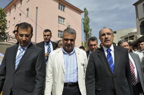 Hakkari ve ilçelerinde incelemelerde bulunmak üzere özel bir uçakla Vana gelen İçişleri Bakanı Beşir Atalay buradan polis helikopteri ile Yüksekovaya geldi.
