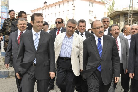 Hakkari ve ilçelerinde incelemelerde bulunmak üzere özel bir uçakla Vana gelen İçişleri Bakanı Beşir Atalay buradan polis helikopteri ile Yüksekovaya geldi.