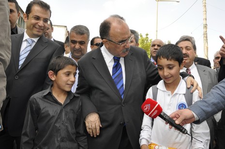 Hakkari ve ilçelerinde incelemelerde bulunmak üzere özel bir uçakla Vana gelen İçişleri Bakanı Beşir Atalay buradan polis helikopteri ile Yüksekovaya geldi.