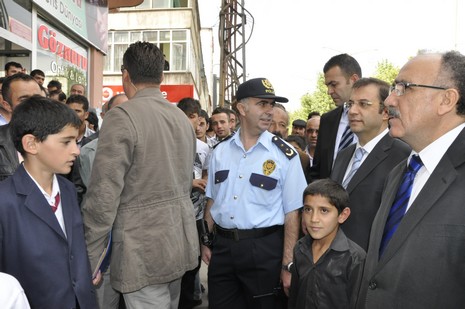 Hakkari ve ilçelerinde incelemelerde bulunmak üzere özel bir uçakla Vana gelen İçişleri Bakanı Beşir Atalay buradan polis helikopteri ile Yüksekovaya geldi.