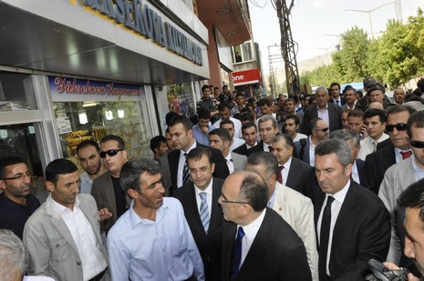 Hakkari ve ilçelerinde incelemelerde bulunmak üzere özel bir uçakla Vana gelen İçişleri Bakanı Beşir Atalay buradan polis helikopteri ile Yüksekovaya geldi.