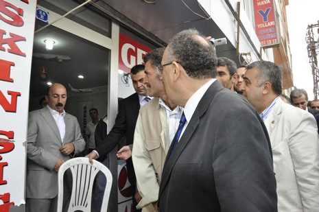 Hakkari ve ilçelerinde incelemelerde bulunmak üzere özel bir uçakla Vana gelen İçişleri Bakanı Beşir Atalay buradan polis helikopteri ile Yüksekovaya geldi.