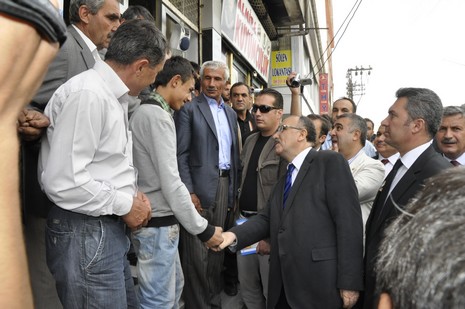 Hakkari ve ilçelerinde incelemelerde bulunmak üzere özel bir uçakla Vana gelen İçişleri Bakanı Beşir Atalay buradan polis helikopteri ile Yüksekovaya geldi.