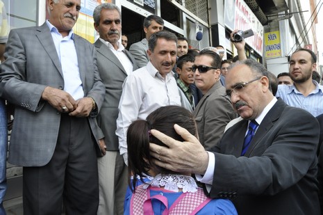 Hakkari ve ilçelerinde incelemelerde bulunmak üzere özel bir uçakla Vana gelen İçişleri Bakanı Beşir Atalay buradan polis helikopteri ile Yüksekovaya geldi.