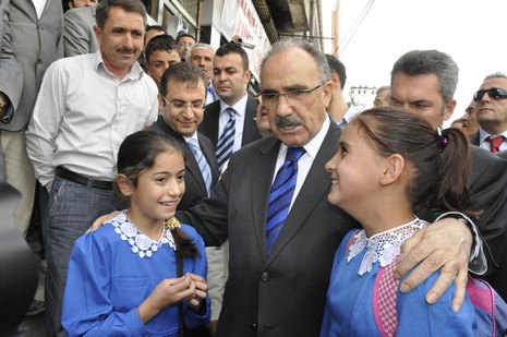 Hakkari ve ilçelerinde incelemelerde bulunmak üzere özel bir uçakla Vana gelen İçişleri Bakanı Beşir Atalay buradan polis helikopteri ile Yüksekovaya geldi.