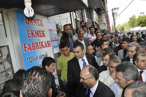 Hakkari ve ilçelerinde incelemelerde bulunmak üzere özel bir uçakla Vana gelen İçişleri Bakanı Beşir Atalay buradan polis helikopteri ile Yüksekovaya geldi.