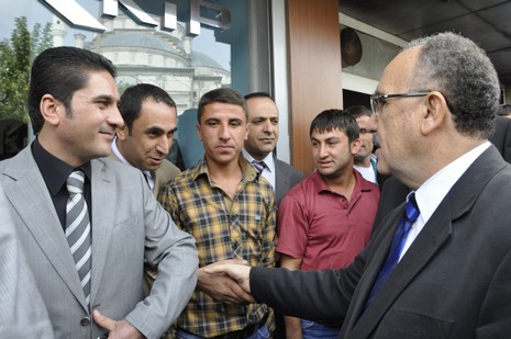 Hakkari ve ilçelerinde incelemelerde bulunmak üzere özel bir uçakla Vana gelen İçişleri Bakanı Beşir Atalay buradan polis helikopteri ile Yüksekovaya geldi.