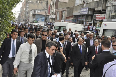 Hakkari ve ilçelerinde incelemelerde bulunmak üzere özel bir uçakla Vana gelen İçişleri Bakanı Beşir Atalay buradan polis helikopteri ile Yüksekovaya geldi.
