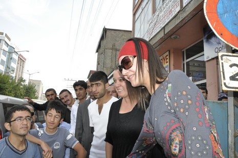 Hakkari ve ilçelerinde incelemelerde bulunmak üzere özel bir uçakla Vana gelen İçişleri Bakanı Beşir Atalay buradan polis helikopteri ile Yüksekovaya geldi.
