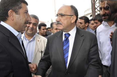 Hakkari ve ilçelerinde incelemelerde bulunmak üzere özel bir uçakla Vana gelen İçişleri Bakanı Beşir Atalay buradan polis helikopteri ile Yüksekovaya geldi.