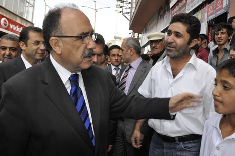 Hakkari ve ilçelerinde incelemelerde bulunmak üzere özel bir uçakla Vana gelen İçişleri Bakanı Beşir Atalay buradan polis helikopteri ile Yüksekovaya geldi.