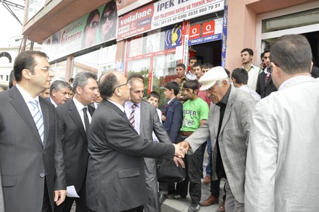 Hakkari ve ilçelerinde incelemelerde bulunmak üzere özel bir uçakla Vana gelen İçişleri Bakanı Beşir Atalay buradan polis helikopteri ile Yüksekovaya geldi.