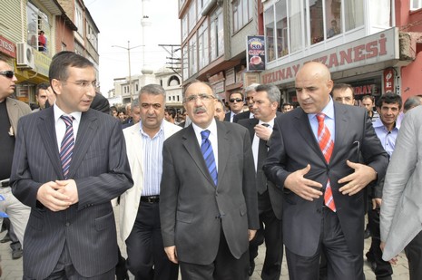 Hakkari ve ilçelerinde incelemelerde bulunmak üzere özel bir uçakla Vana gelen İçişleri Bakanı Beşir Atalay buradan polis helikopteri ile Yüksekovaya geldi.