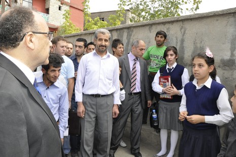 Hakkari ve ilçelerinde incelemelerde bulunmak üzere özel bir uçakla Vana gelen İçişleri Bakanı Beşir Atalay buradan polis helikopteri ile Yüksekovaya geldi.