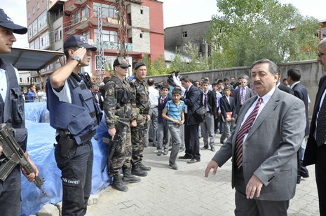 Hakkari ve ilçelerinde incelemelerde bulunmak üzere özel bir uçakla Vana gelen İçişleri Bakanı Beşir Atalay buradan polis helikopteri ile Yüksekovaya geldi.