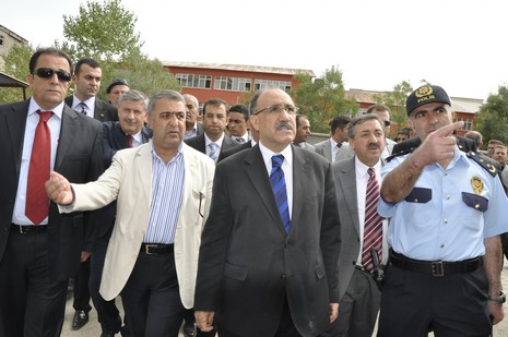 Hakkari ve ilçelerinde incelemelerde bulunmak üzere özel bir uçakla Vana gelen İçişleri Bakanı Beşir Atalay buradan polis helikopteri ile Yüksekovaya geldi.