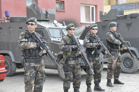 Hakkari ve ilçelerinde incelemelerde bulunmak üzere özel bir uçakla Vana gelen İçişleri Bakanı Beşir Atalay buradan polis helikopteri ile Yüksekovaya geldi.