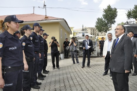 Hakkari ve ilçelerinde incelemelerde bulunmak üzere özel bir uçakla Vana gelen İçişleri Bakanı Beşir Atalay buradan polis helikopteri ile Yüksekovaya geldi.