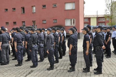 Hakkari ve ilçelerinde incelemelerde bulunmak üzere özel bir uçakla Vana gelen İçişleri Bakanı Beşir Atalay buradan polis helikopteri ile Yüksekovaya geldi.
