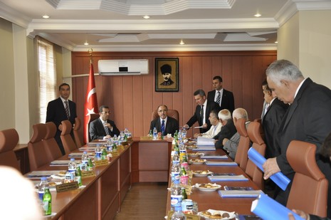 Hakkari ve ilçelerinde incelemelerde bulunmak üzere özel bir uçakla Vana gelen İçişleri Bakanı Beşir Atalay buradan polis helikopteri ile Yüksekovaya geldi.