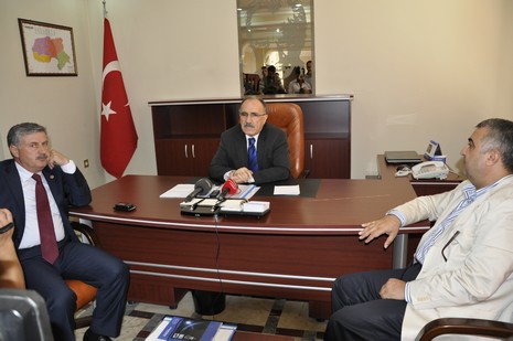 Hakkari ve ilçelerinde incelemelerde bulunmak üzere özel bir uçakla Vana gelen İçişleri Bakanı Beşir Atalay buradan polis helikopteri ile Yüksekovaya geldi.