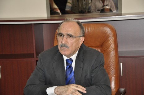 Hakkari ve ilçelerinde incelemelerde bulunmak üzere özel bir uçakla Vana gelen İçişleri Bakanı Beşir Atalay buradan polis helikopteri ile Yüksekovaya geldi.