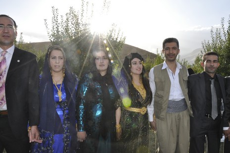 Yüksekova'da 02.03.2010 Ekim2010 tarihlerinde dünya evine giren çiftlerimizi sizler için sayfamıza taşıdık. Yüksekova Güncel Ailesi olarak tüm çiftlerimize mutluluklar dileriz...